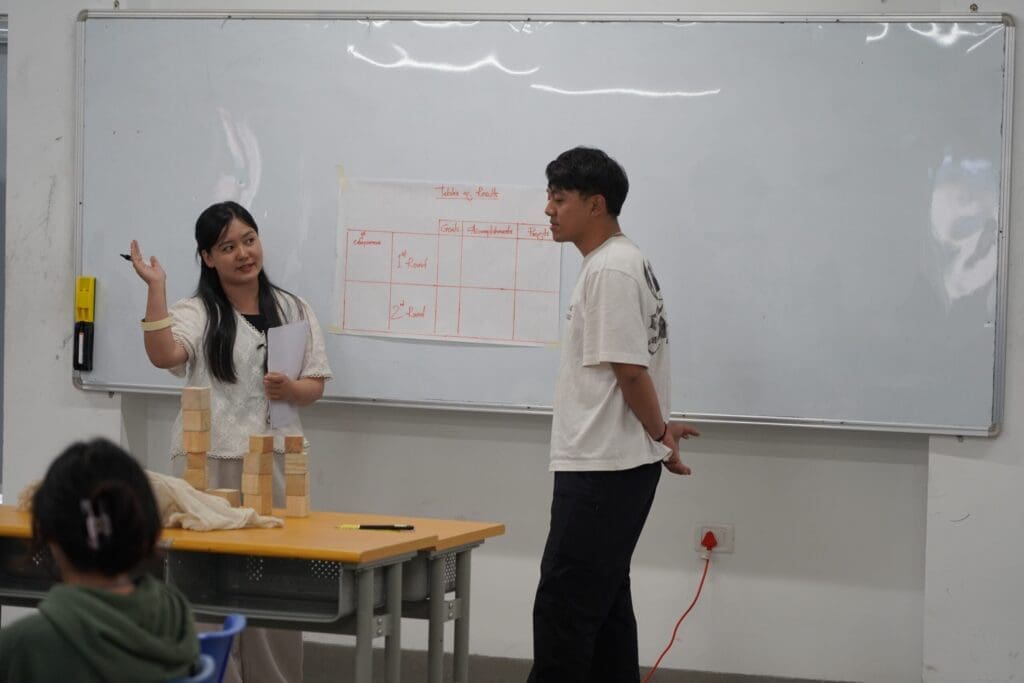 a women explaining the concept to a guy, teaching entrepreneur life through tower building